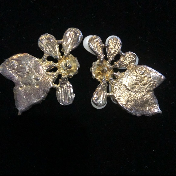 Faux Pearl/gold Vintaged earrings Floral leaves artistic 80s fashion jewellery. - Picture 4 of 9